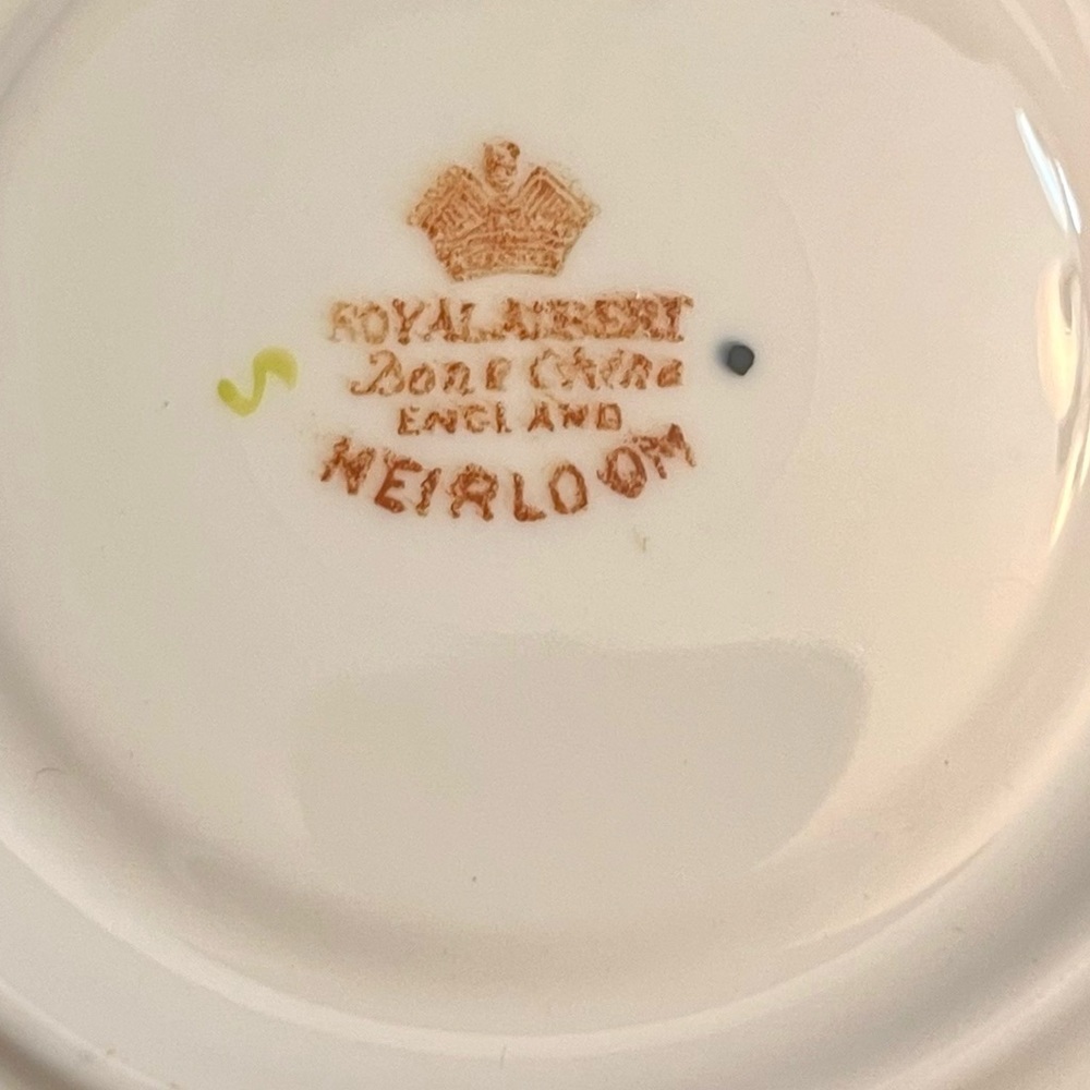 Royal Albert Heirloom Teacup Saucer Set Bone China England Imari Cobalt Gold VTG - Picture 7 of 17